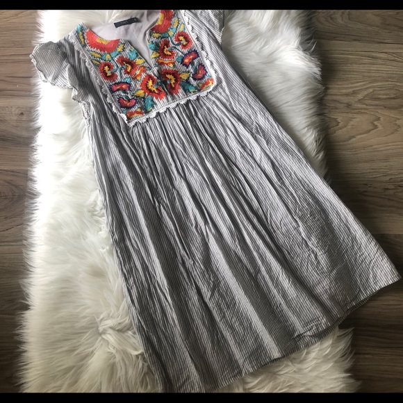 THML Dresses & Skirts - THML Embroidered Floral Dress Flutter Sleeves Sz M